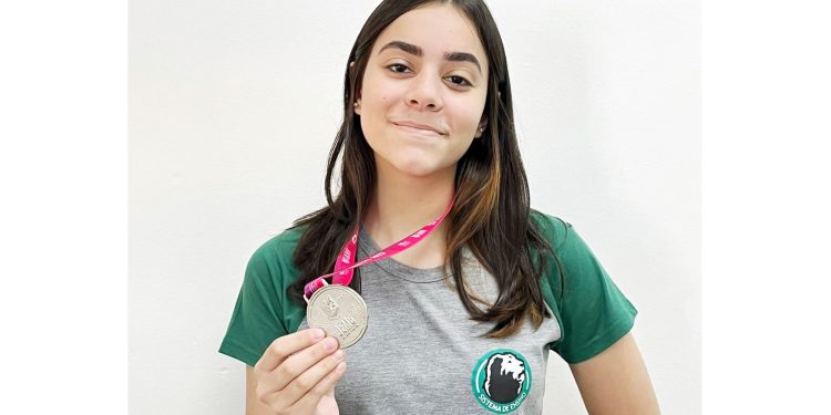 Aluna de Pouso Alegre conquista medalha de prata nos Jogos Escolares de Minas Gerais