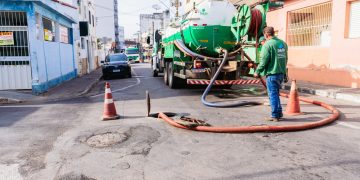 Prefeitura de Pouso Alegre inicia limpeza de galerias pluviais na região central