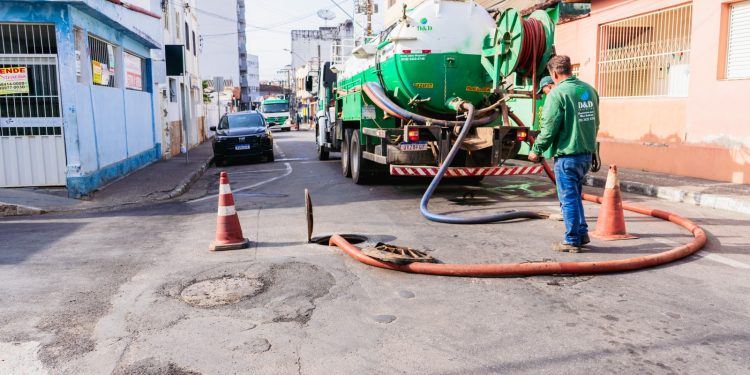 Prefeitura de Pouso Alegre inicia limpeza de galerias pluviais na região central