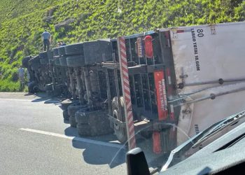 Acidente de Caminhão com Carga de Leite Condensado na Rodovia Fernão Dias