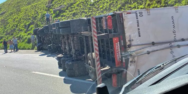 Acidente de Caminhão com Carga de Leite Condensado na Rodovia Fernão Dias