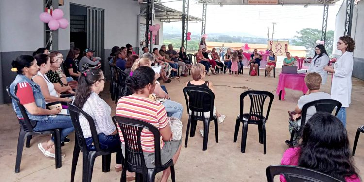 Curso de Enfermagem realiza ações da Campanha Outubro Rosa em Bairros de Pouso Alegre