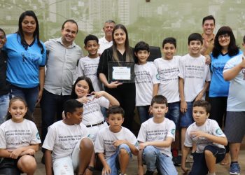 Câmara de Pouso presta homenagem à professora que criou projeto de inclusão