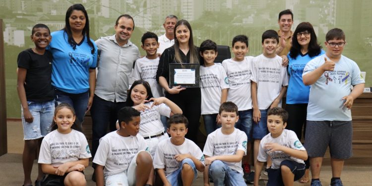 Câmara de Pouso presta homenagem à professora que criou projeto de inclusão