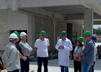 Representantes da Sicoob-Credivass visitam obras do Hospital Oncológico Samuel Libânio