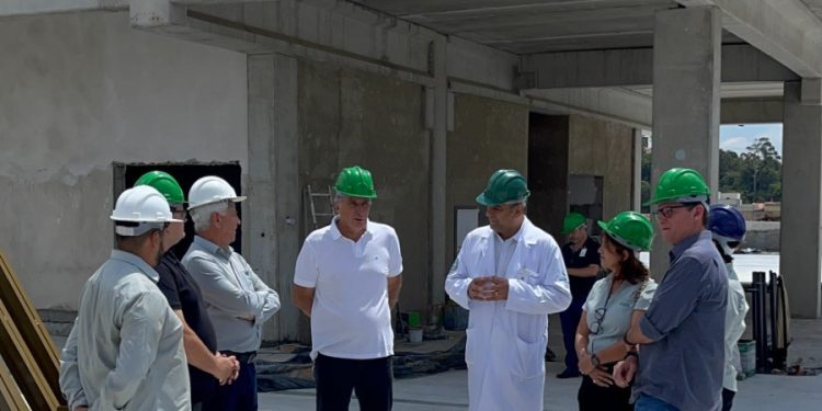 Representantes da Sicoob-Credivass visitam obras do Hospital Oncológico Samuel Libânio