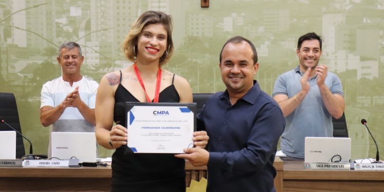Em Pouso Alegre Fernanda Guersone, campeã mundial de MMA, recebe certificado de mérito
