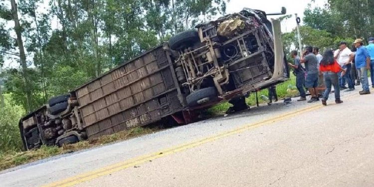 Ônibus da Gardênia sofre acidente na MGC-267 com vitima fatal e 8 feridos graves