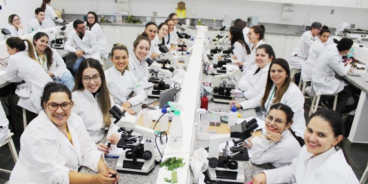 Crescimento do mercado farmacêutico nacional gera aumento no mercado de trabalho na região