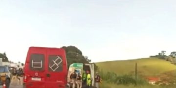 Em Camanducaia motociclista morre após batida em carreta na Rodovia Fernão Dias