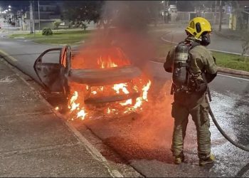 Em Pouso Alegre namorado bota fogo no carro da amada e depois em si mesmo