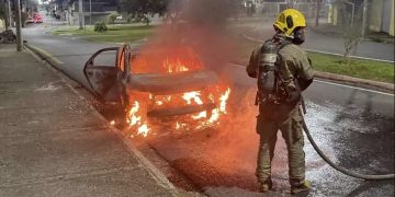 Em Pouso Alegre namorado bota fogo no carro da amada e depois em si mesmo