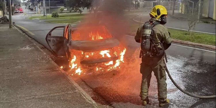 Em Pouso Alegre namorado bota fogo no carro da amada e depois em si mesmo