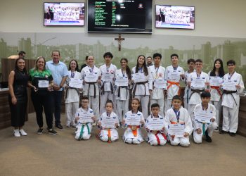 Câmara de Pouso Alegre presta homenagem à Academia Ninho de Campeões karatê