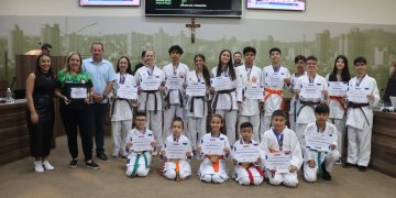 Câmara de Pouso Alegre presta homenagem à Academia Ninho de Campeões karatê