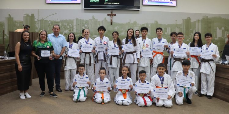 Câmara de Pouso Alegre presta homenagem à Academia Ninho de Campeões karatê