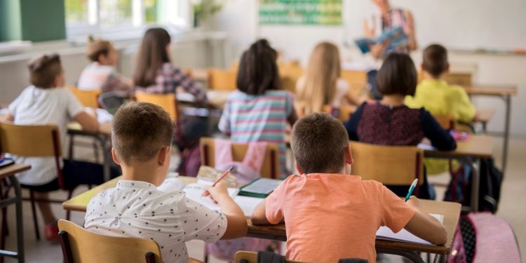 Novo ensino médio: relator retoma carga horária de formação básica