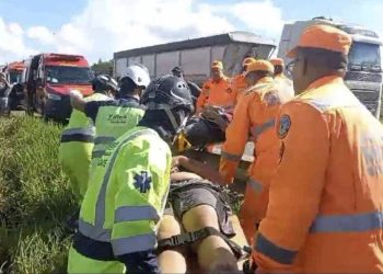 Em Pouso Alegre Ônibus do cantor Thiago Carvalho tomba na Rodovia Fernão Dias