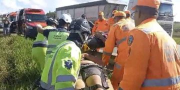 Em Pouso Alegre Ônibus do cantor Thiago Carvalho tomba na Rodovia Fernão Dias