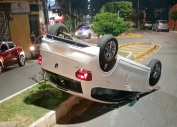 Em Pouso Alegre motorista capota carro após bater em outros quatro veículos