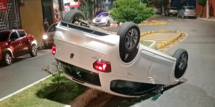 Em Pouso Alegre motorista capota carro após bater em outros quatro veículos
