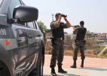 Assaltantes em Pouso Alegre rendem homem na saída de mercado, vão a casa dos pais em busca de grana e fuzil