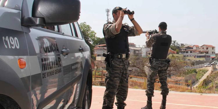 Assaltantes em Pouso Alegre rendem homem na saída de mercado, vão a casa dos pais em busca de grana e fuzil