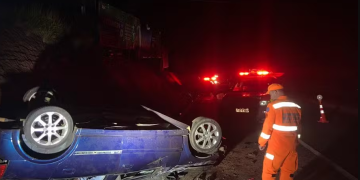 Na BR-491 em Areado/MG Jovens perdem a vida após carro chocar-se com barranco