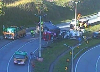 Acidente na BR 381 – Fernão Dias faz vítima fatal após ter carro prensado por carretas