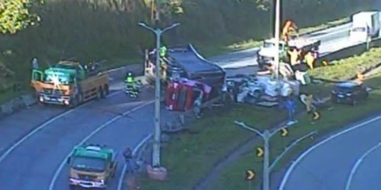 Acidente na BR 381 – Fernão Dias faz vítima fatal após ter carro prensado por carretas