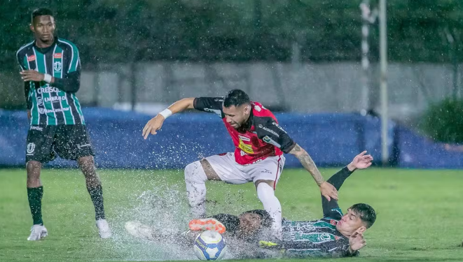 Debaixo de chuva e frio, Pouso Alegre perde para o Maringá por 1 a 0 pela Série D do Brasileiro