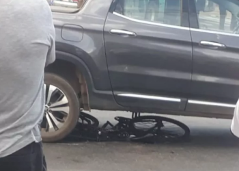 Em Pouso Alegre ciclista é atropelada por picape na rotatória da Duque de Caxias