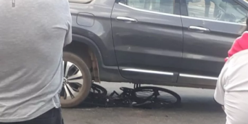 Em Pouso Alegre ciclista é atropelada por picape na rotatória da Duque de Caxias