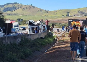 Acidentes na BR-381 envolvem quatro veículos, um caminhão tombou próximo a Cambuí
