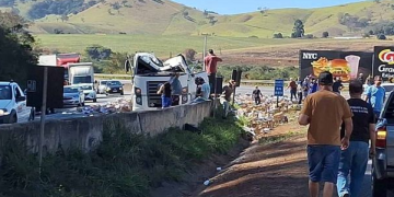 Acidentes na BR-381 envolvem quatro veículos, um caminhão tombou próximo a Cambuí