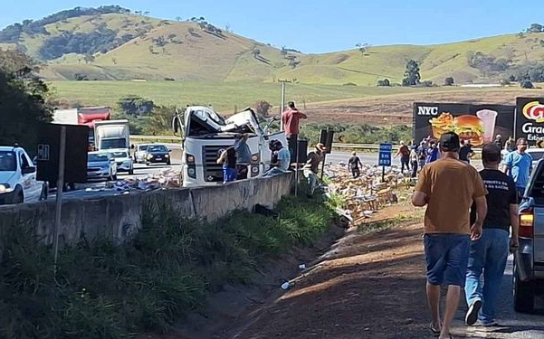 Acidentes na BR-381 envolvem quatro veículos, um caminhão tombou próximo a Cambuí