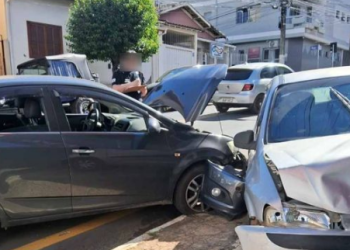 Colisão entre quatro veículos no centro de Pouso Alegre deixa Idoso ferido