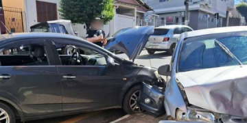 Colisão entre quatro veículos no centro de Pouso Alegre deixa Idoso ferido