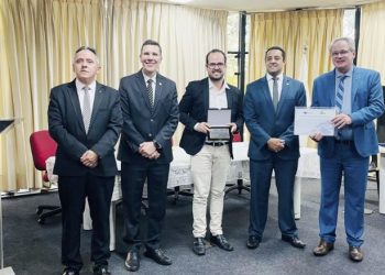 Univás é primeiro lugar em atendimentos e recebe placa de reconhecimento