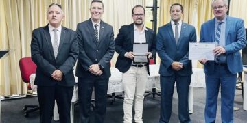 Univás é primeiro lugar em atendimentos e recebe placa de reconhecimento