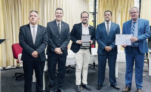 Univás é primeiro lugar em atendimentos e recebe placa de reconhecimento