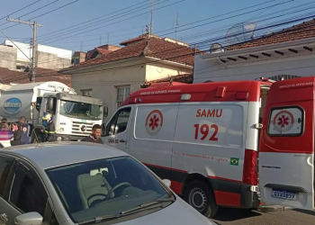 Em Pouso Alegre colisão entre caminhão da coleta de lixo e carro deixa pessoas feridas 