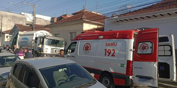 Em Pouso Alegre colisão entre caminhão da coleta de lixo e carro deixa pessoas feridas 