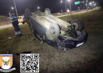 Carro capota na BR-459 em Pouso Alegre, motorista alega distração por causa de Igreja