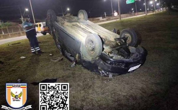 Carro capota na BR-459 em Pouso Alegre, motorista alega distração por causa de Igreja
