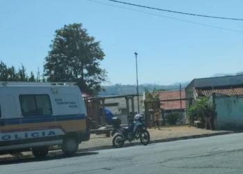 Em Pouso Alegre motociclista é procurado após empinar moto e atingir mulher e criança