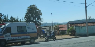 Em Pouso Alegre motociclista é procurado após empinar moto e atingir mulher e criança