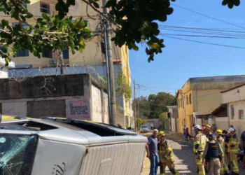Em Divinópolis van escolar capota e deixa 22 crianças feridas