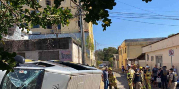 Em Divinópolis van escolar capota e deixa 22 crianças feridas