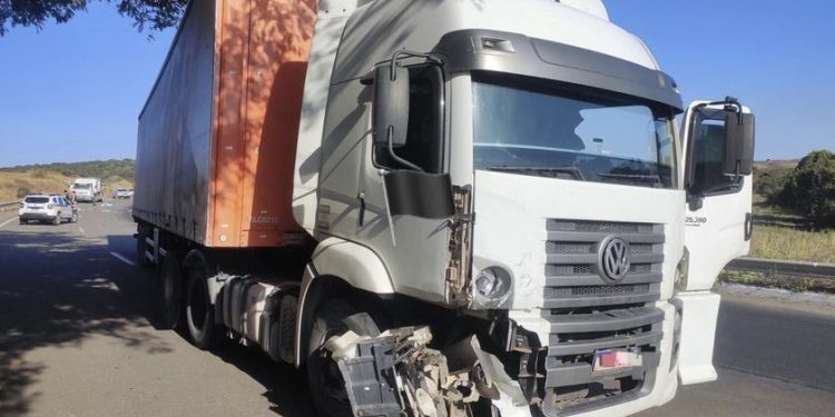 No Sul de Minas jovem de 21 anos morre em acidente com carreta